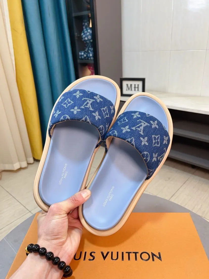 Ex-factory price 360🌹🌹 (lv-Louis Vuitton) New men's slippers, high-end boutique, exquisite embossed logo decoration on the upper, fine workmanship, super soft soles, casual, loose and comfortable, a must-have in summer! \nsize：38-44